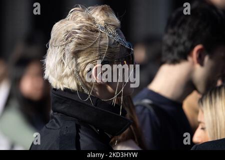 Ein Gast ist auf der Gucci Fashion Show während der Milan Fashion Week Herbst/Winter 2022/2023 am 25.. Februar 2022 in Mailand, Italien, zu sehen. (Foto von Cinzia Camela/LiveMedia/NurPhoto) Stockfoto