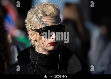 Ein Gast ist auf der Gucci Fashion Show während der Milan Fashion Week Herbst/Winter 2022/2023 am 25.. Februar 2022 in Mailand, Italien, zu sehen. (Foto von Cinzia Camela/LiveMedia/NurPhoto) Stockfoto