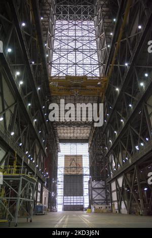 Das Artemis-Programm-Banner hängt am südlichen Ende des Transferganges im Vehicle Assembly Building (VAB) im Kennedy Spae Center, Florida, USA (Foto: George Wilson/NurPhoto) Stockfoto