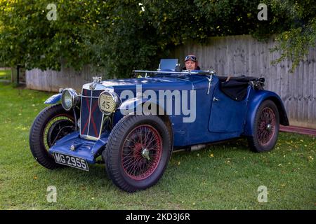 1933 MG Magnette K2 Sports ‘MG 2955’ auf der Race Day Airshow in Shuttleworth am 2.. Oktober 2022 zu sehen Stockfoto