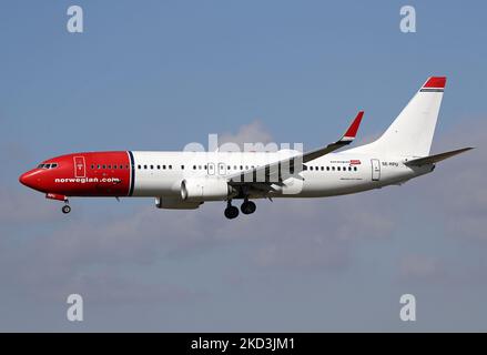 Die Boeing 737-8JP des norwegischen Unternehmens Air Sweden bereitet sich auf die Landung am Flughafen Barcelona am 10.. februar 2022 in Barcelona vor. -- (Foto von Urbanandsport/NurPhoto) Stockfoto