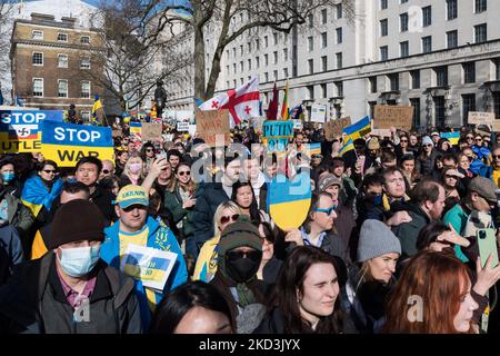 LONDON, VEREINIGTES KÖNIGREICH - 26. FEBRUAR 2022: Ukrainische Menschen und ihre Anhänger demonstrieren vor der Downing Street und fordern den Westen auf, starke Sanktionen gegen Russland zu verhängen, darunter ein Verbot des Energiehandels, Ausschluss aus dem Swift-Zahlungsnetzwerk und Hilfe für Flüchtlinge, nachdem Wladimir Putin am 26. Februar 2022 in London, England, eine umfassende militärische Invasion in das ukrainische Territorium gestartet hatte. (Foto von Wiktor Szymanowicz/NurPhoto) Stockfoto