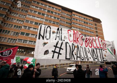 CasaPound Italia zeigt sich gegen die Erhöhung der Energiepreise und der Grundbedürfnisse, gegen die Rechte vor dem Ministerium für ökologische Transformation, in Rom, Italien, am 26. Februar 2022. (Foto von Andrea Ronchini/NurPhoto) Stockfoto