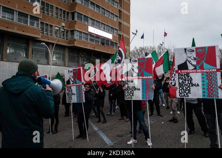 CasaPound Italia zeigt sich gegen die Erhöhung der Energiepreise und der Grundbedürfnisse, gegen die Rechte vor dem Ministerium für ökologische Transformation, in Rom, Italien, am 26. Februar 2022. (Foto von Andrea Ronchini/NurPhoto) Stockfoto