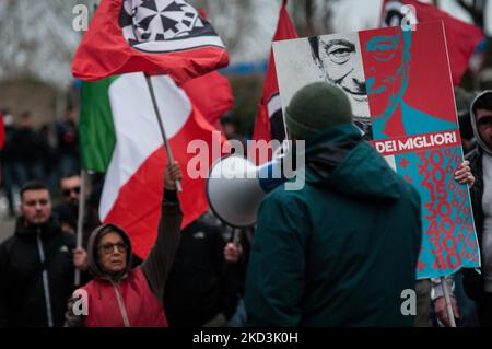 CasaPound Italia zeigt sich gegen die Erhöhung der Energiepreise und der Grundbedürfnisse, gegen die Rechte vor dem Ministerium für ökologische Transformation, in Rom, Italien, am 26. Februar 2022. (Foto von Andrea Ronchini/NurPhoto) Stockfoto