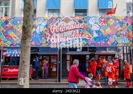 Menschen in orangefarbenen Kostümen trinken bereits vor einer Kneipe, die zu Beginn des Karnevals am 26.. Februar 2022 in Breda dekoriert wurde. (Foto von Romy Arroyo Fernandez/NurPhoto) Stockfoto