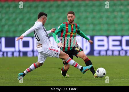 Gianluca Gaetano (cremonese ) gegen Alessandro Celli (Ternana) beim Spiel der italienischen Fußball-Serie B Ternana Calcio gegen US Cremonese am 26. Februar 2022 im Stadio Libero Liberati in Terni, Italien (Foto: Luca Marchetti/LiveMedia/NurPhoto) Stockfoto