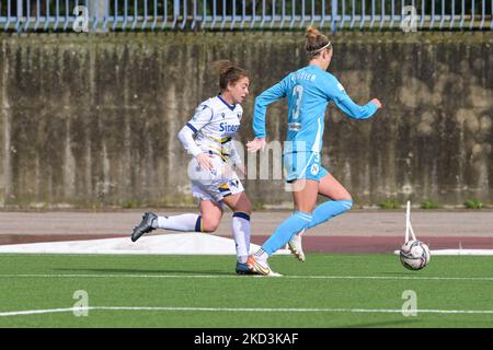 Alessia Rognoni (23) Hellas Verona Women kämpft mit Emily Garnier um den Ball (3) Napoli Femminile während des italienischen Serie A Women 2021/2022-Spiels zwischen Napoli Femminile und Hellas Verona Women am 26. Februar 2022 im Stadion Giuseppe Piccolo in Cercola Italien (Foto von Salvatore Varo/LiveMedia/NurPhoto) Stockfoto