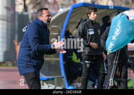 Der zweite Trainer Roberto Castorina während des italienischen Serie A Women 2021/2022-Matches zwischen Napoli Femminile und Hellas Verona Women am 26. Februar 2022 im Stadion Giuseppe Piccolo in Cercola Italien (Foto: Salvatore Varo/LiveMedia/NurPhoto) Stockfoto