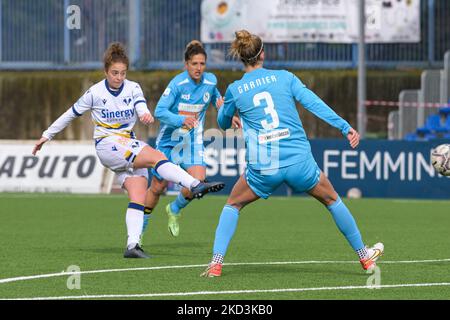 Alessia Rognoni (23) Hellas Verona Frauen kontrollieren den Ball während des italienischen Serie A Women 2021/2022-Matches zwischen Napoli Femminile und Hellas Verona Women am 26. Februar 2022 im Stadion Giuseppe Piccolo in Cercola Italien (Foto: Salvatore Varo/LiveMedia/NurPhoto) Stockfoto