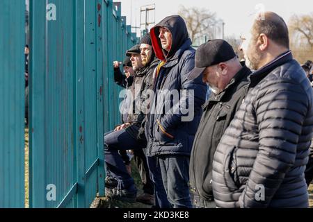 Ukrainische Männer warten am Grenzübergang auf die Ankunft ihrer Angehörigen, als Zehntausende Flüchtlinge aus der Ukraine nach Polen einreisen, nachdem Russland am 26. Februar 2022 mehr ukrainisches Territorium in Medyka, Polen, einbezieht. Da die Armee der Russischen Föderation die ukrainischen Grenzen überschritten hat, wird der Konflikt zwischen der Ukraine und Russland voraussichtlich 5 Millionen Ukrainer zur Flucht zwingen. Die meisten Flüchtlinge werden in Polen Asyl beantragen. Die meisten der derzeitigen Flüchtlinge sind Familien jener Ukrainer, die bereits in Polen arbeiten. An den Grenzübergängen warten Tausende von Männern und Frauen auf ihre Lieben, oft Stockfoto