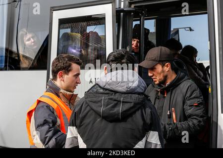 Die Ukrainer warten in einem Bus, um nach ihrer Ankunft an der Grenze nach Polen gebracht zu werden, während Zehntausende Flüchtlinge aus der Ukraine am Grenzübergang Medyka, 26. Februar 2022, nach Polen einreisen. Da die Armee der Russischen Föderation die ukrainischen Grenzen überschritten hat, wird der Konflikt zwischen der Ukraine und Russland voraussichtlich 5 Millionen Ukrainer zur Flucht zwingen. Es wird erwartet, dass die meisten Flüchtlinge in Polen Asyl suchen. Die meisten der derzeitigen Flüchtlinge sind Familien jener Ukrainer, die bereits in Polen arbeiten. An den Grenzübergängen warten Tausende von Männern und Frauen auf ihre Liebsten. (Foto von Dominika Zarzycka/ Stockfoto