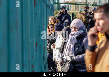 Ukrainische Männer und Frauen warten am Grenzübergang auf die Ankunft ihrer Angehörigen, als Zehntausende Flüchtlinge aus der Ukraine nach Polen einreisen, nachdem Russland am 26. Februar 2022 mehr ukrainisches Territorium in Medyka, Polen, besetzt hat. Da die Armee der Russischen Föderation die ukrainischen Grenzen überschritten hat, wird der Konflikt zwischen der Ukraine und Russland voraussichtlich 5 Millionen Ukrainer zur Flucht zwingen. Die meisten Flüchtlinge werden in Polen Asyl beantragen. Die meisten der derzeitigen Flüchtlinge sind Familien jener Ukrainer, die bereits in Polen arbeiten. An den Grenzübergängen warten Tausende von Männern und Frauen auf ihre Liebsten Stockfoto