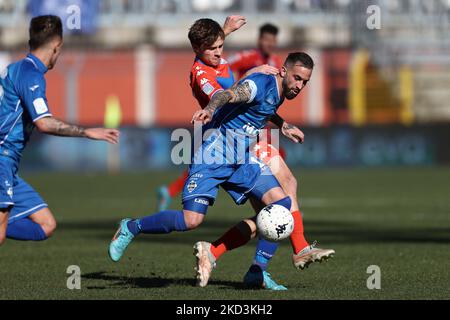 Vittorio Parigini (Como 1907) und Matteo Tramoni (Brescia Calcio) kämpfen während des italienischen Fußballspiel Serie B Como 1907 gegen Brescia Calcio am 26. Februar 2022 im Stadio Giuseppe Sinigaglia in Como, Italien (Foto: Francesco Scaccianoce/LiveMedia/NurPhoto) Stockfoto