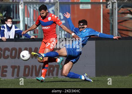 Nichola Ioannou (Como 1907) und Mehdi Leris (Brescia Calcio) kämpfen während des italienischen Fußballspiel Serie B Como 1907 gegen Brescia Calcio am 26. Februar 2022 im Stadio Giuseppe Sinigaglia in Como, Italien (Foto: Francesco Scaccianoce/LiveMedia/NurPhoto) Stockfoto