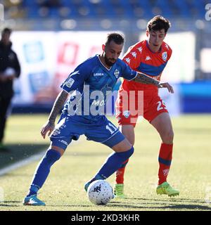 Dimitri Bisoli (Brescia Calcio) und Vittorio Parigini (Como 1907) kämpfen während des italienischen Fußballspiel Serie B Como 1907 gegen Brescia Calcio am 26. Februar 2022 im Stadio Giuseppe Sinigaglia in Como, Italien (Foto: Francesco Scaccianoce/LiveMedia/NurPhoto) Stockfoto