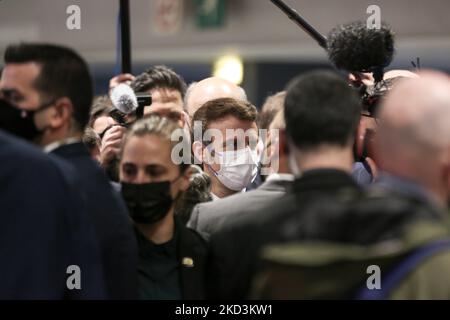 Frankreichs Präsident Emmanuel Macron (C) kommt am 26. Februar 2022 zu einem Besuch der Internationalen Landwirtschaftsmesse 58. (Salon de l'Agriculture) im Ausstellungszentrum Porte de Versailles in Paris. Die Internationale Landwirtschaftsmesse ist die Pflichtveranstaltung für alle Akteure der Agrarwelt. (Foto von Michel Stoupak/NurPhoto) Stockfoto