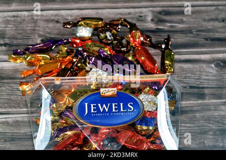 Kairo, Ägypten, November 1 2022: Galaxy Jewels verschiedene Milch- und dunkle Pralinenstücke mit Klassikern wie geschmeidiger Seide, knusprigem Karamell bis exquisit verpackt Stockfoto