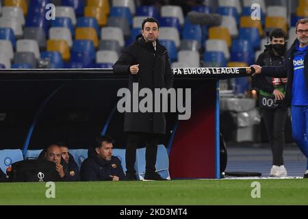 Xavi Hernandez Head Coach des FC Barcelona während des UEFA Europa League Knockout Round Play-Off Second Leg Match zwischen SSC Napoli und FC Barcelona im Stadio Diego Armando Maradona Neapel Italien am 24. Februar 2022. (Foto von Franco Romano/NurPhoto) Stockfoto