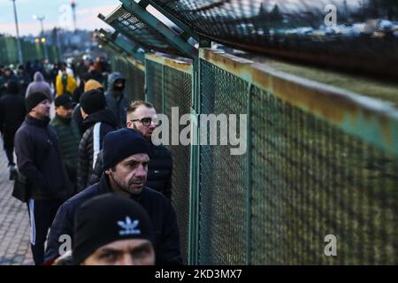 Die Menschen warten auf Flüchtlinge aus der Ukraine, die nach einem russischen Militärangriff auf die Ukraine die ukrainisch-polnische Grenze überschreiten. Medyka, Polen am 25. Februar 2022. Die russische Invasion in der Ukraine kann zu einer Massenflucht von Flüchtlingen nach Polen führen. (Foto von Beata Zawrzel/NurPhoto) Stockfoto