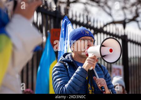 Ein Protestler spricht während einer Kundgebung für die Ukraine im Weißen Haus. Hunderte von Menschen versammelten sich, um Sanktionen gegen Russland, den Ausschluss Russlands von SWIFT und militärische Unterstützung für die Ukraine zu fordern, wobei der Schwerpunkt auf dem Flugschutz lag. Demonstranten kamen aus allen Teilen der Vereinigten Staaten nach Washington, um an der Kundgebung teilzunehmen. (Foto von Allison Bailey/NurPhoto) Stockfoto