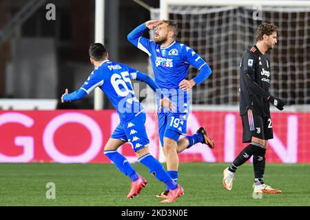 Andrea La Mantia (FC Empoli) feiert am 26. Februar 2022 im Stadion Carlo Castellani in Empoli, Italien, nach einem Tor beim spiel der italienischen Fußballserie A im italienischen Stadion Empoli (Foto: Lisa Guglielmi/LiveMedia/NurPhoto) Stockfoto