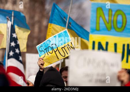 Schilder und Flaggen bei einer Kundgebung für die Ukraine im Weißen Haus. Hunderte von Menschen versammelten sich, um Sanktionen gegen Russland, den Ausschluss Russlands von SWIFT und militärische Unterstützung für die Ukraine zu fordern, wobei der Schwerpunkt auf dem Flugschutz lag. Demonstranten kamen aus allen Teilen der Vereinigten Staaten nach Washington, um an der Kundgebung teilzunehmen. (Foto von Allison Bailey/NurPhoto) Stockfoto