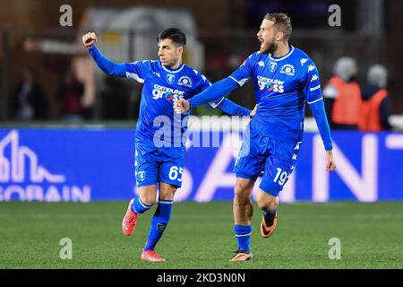 Andrea La Mantia (FC Empoli) feiert nach einem Tor mit Fabiano Parisi (FC Empoli) während des italienischen Fußballs Serie A-Spiels Empoli FC gegen Juventus FC am 26. Februar 2022 im Carlo Castellani Stadion in Empoli, Italien (Foto: Lisa Guglielmi/LiveMedia/NurPhoto) Stockfoto