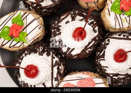 Kuchen mit Schokolade, Kirschen und Rahm, Draufsicht Stockfoto