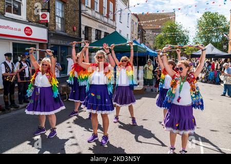 Traditionelle Morris-Volkstänzer, die lose Women Morris Side, tanzen im Sommer in den Straßen der historischen mittelalterlichen Stadt Sandwich in Kent Stockfoto