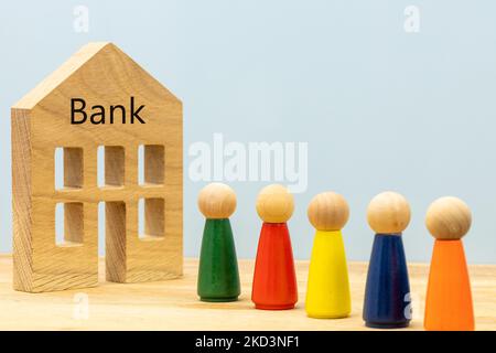 Schlange von Menschen zur Bank, Holzfiguren, Geschäfts- und Finanzkonzept, Kreditangebot, Kapitalanlagen Stockfoto