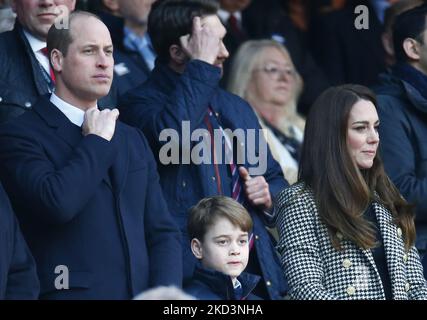 L-RPrince William, der Duke of Cambridge, Patron der Welsh Rugby Union George und seine Mutter Kate, die Herzogin von Cambridge, Patron der Rugby Football Union während des Guinness Six Nations-Spiels zwischen England und Wales, am 26.. Februar 2022 im Twickenham Stadium in London, England (Foto by Action Foto Sport/NurPhoto) Stockfoto