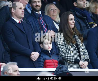 L-RPrince William, der Duke of Cambridge, Patron der Welsh Rugby Union George und seine Mutter Kate, die Herzogin von Cambridge, Patron der Rugby Football Union während des Guinness Six Nations-Spiels zwischen England und Wales, am 26.. Februar 2022 im Twickenham Stadium in London, England (Foto by Action Foto Sport/NurPhoto) Stockfoto