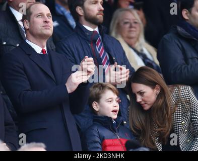 L-RPrince William, der Duke of Cambridge, Patron der Welsh Rugby Union George und seine Mutter Kate, die Herzogin von Cambridge, Patron der Rugby Football Union während des Guinness Six Nations-Spiels zwischen England und Wales, am 26.. Februar 2022 im Twickenham Stadium in London, England (Foto by Action Foto Sport/NurPhoto) Stockfoto