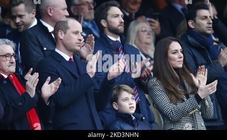 L-RPrince William, der Duke of Cambridge, Patron der Welsh Rugby Union George und seine Mutter Kate, die Herzogin von Cambridge, Patron der Rugby Football Union während des Guinness Six Nations-Spiels zwischen England und Wales, am 26.. Februar 2022 im Twickenham Stadium in London, England (Foto by Action Foto Sport/NurPhoto) Stockfoto