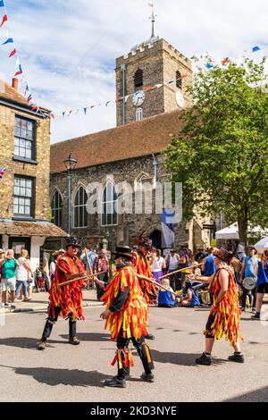 Traditionelle Morris-Volkstänzer, Ragged Phoenix Morris Side, tanzen im Sommer in den Straßen der historischen mittelalterlichen Stadt Sandwich in Kent. Stockfoto