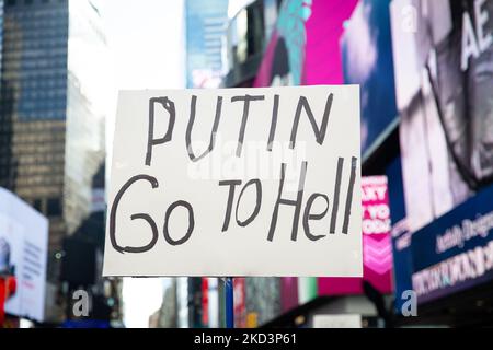 Hunderte von Demonstranten versammelten sich am 26. Februar 2022 auf dem Times Square in New York City, um mit der Ukraine gegen die russische Militärintervention zu kämpfen. (Foto von Karla Ann Cote/NurPhoto) Stockfoto