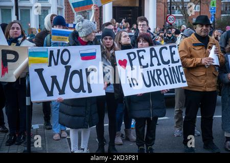 Demonstranten protestieren am 26. Februar 2022 im Londoner Whitehall in London, Großbritannien, gegen den Krieg in der Ukraine. (Foto von Lucy North/MI News/NurPhoto) Stockfoto