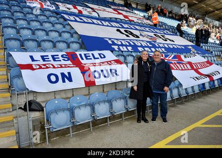 Oldham-Fans beim Sky Bet League 2-Spiel zwischen Colchester United und Oldham Athletic am 26. Februar 2022 im Weston Homes Community Stadium, Colchester. (Foto von Eddie Garvey/MI News/NurPhoto) Stockfoto