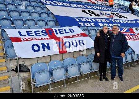 Oldham-Fans beim Sky Bet League 2-Spiel zwischen Colchester United und Oldham Athletic am 26. Februar 2022 im Weston Homes Community Stadium, Colchester. (Foto von Eddie Garvey/MI News/NurPhoto) Stockfoto