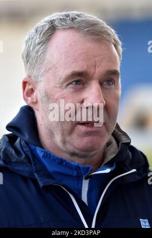 John Sheridan (Cheftrainer) von Oldham Athletic während des Spiels der Sky Bet League 2 zwischen Colchester United und Oldham Athletic am Samstag, den 26.. Februar 2022 im Weston Homes Community Stadium, Colchester. (Foto von Eddie Garvey/MI News/NurPhoto) Stockfoto