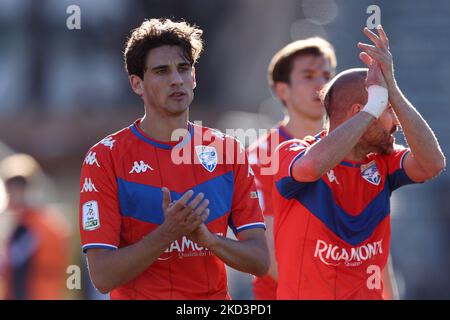 Andrea Cistana (Brescia Calcio) begrüßt die Fans während des italienischen Fußballspiel Serie B Como 1907 gegen Brescia Calcio am 26. Februar 2022 im Stadio Giuseppe Sinigaglia in Como, Italien (Foto: Francesco Scaccianoce/LiveMedia/NurPhoto) Stockfoto