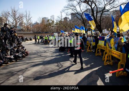 Dutzende südkoreanische Medien berichteten vor ukrainischen Demonstranten während eines Protestes gegen die russische Invasion in der Ukraine vor der russischen Botschaft in Seoul am 27. Februar 2022 in Seoul, Südkorea. Hunderte ukrainische Bürger versammeln sich heute zu einer Kundgebung in Seoul. (Foto von Chris Jung/NurPhoto) Stockfoto