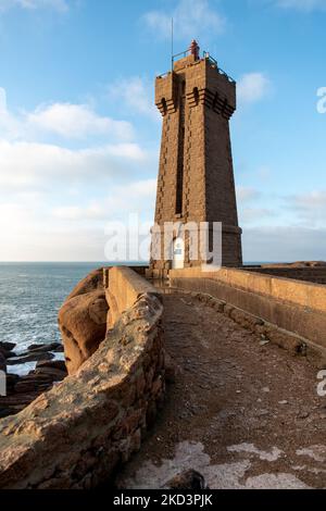 Frankreich, Ploumenach, 2022-01-13. Brücke, die zum Leuchtturm von Mean Ruz an der rosafarbenen Granitküste führt. Foto von Alexander BEE / Hans Lucas. Frankreich, Stockfoto