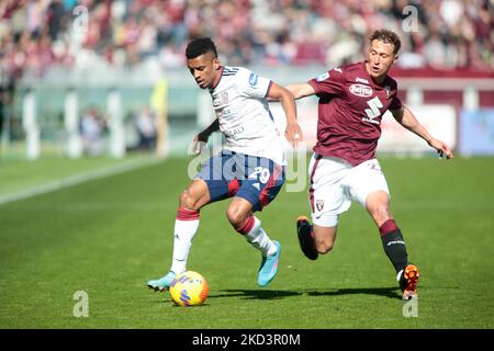 Dalbert von Cagliari Calcio und Mergim Vojvoda vom FC Turin während des Fußballspiels der italienischen Meisterschaft Serie A zwischen dem FC Turin und Cagliari Calcio am 27. Februar 2022 im Stadio Olimpico Grande Torino in Turin, Italien (Foto: Nderim Kaceli/LiveMedia/NurPhoto) Stockfoto