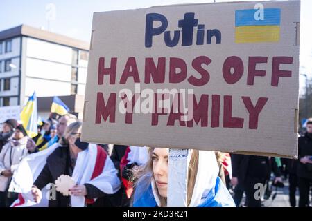 Protest vor der russischen Botschaft in Warschau gegen den Krieg in der Ukraine am 27. Februar 2022 in Warschau, Polen (Foto: Krystian Dobuszynski/NurPhoto) Stockfoto