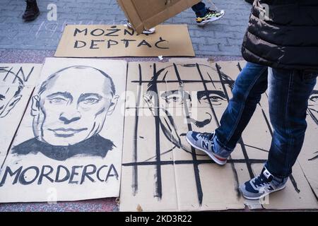 Protest vor der russischen Botschaft in Warschau gegen den Krieg in der Ukraine am 27. Februar 2022 in Warschau, Polen (Foto: Krystian Dobuszynski/NurPhoto) Stockfoto