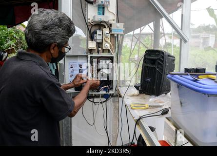 Ein Landwirt, der auf einem Feld in Bogor, West Java, Indonesien, Ausrüstung installiert, um ein Gemüsewachstum mithilfe einer landwirtschaftlichen Technologie zu überwachen, 27. Februar 2022. Die digitale Landwirtschaft hat das Potenzial, viele der Ziele für nachhaltige Entwicklung (Sustainable Development Goals, SDGs) voranzubringen, um die Landwirtschaft produktiver, konsistenter und Zeit und Ressourcen effizienter zu nutzen. (Foto von Adriana Adie/NurPhoto) Stockfoto