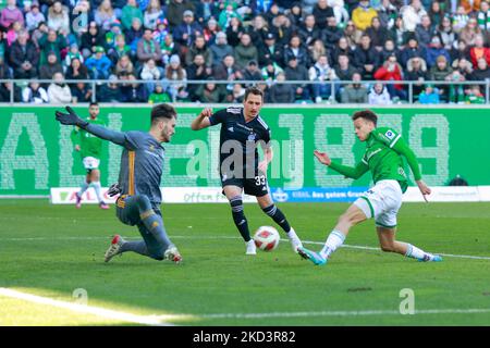 27.. Februar 2022, St. Gallen, Kybunpark, Super League: FC St.Gallen 1879 - Grasshopper Club Zürich, #19 Julian von Moos (St. Gallen) erzielt 1-0. (Foto von Srdjan Radulovic/JustPicics/LiveMedia/NurPhoto) KEINE VERWENDUNG IN DER SCHWEIZ. Stockfoto