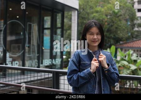 CAM Wong Lai-yan fotografiert in Fortress Hill. CAM Wong, ein Koch und preisgekrönter Künstler, gestaltet eine Ausstellung über Rezepte, die Hongkongers während der Pandemie zu Hause gemacht hat, im Oil Street Art Space in North Point. 22OCT22 SCMP/Xiaomei Chen. Stockfoto